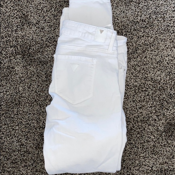 White guess jeans with rips in the knees - Picture 2 of 3